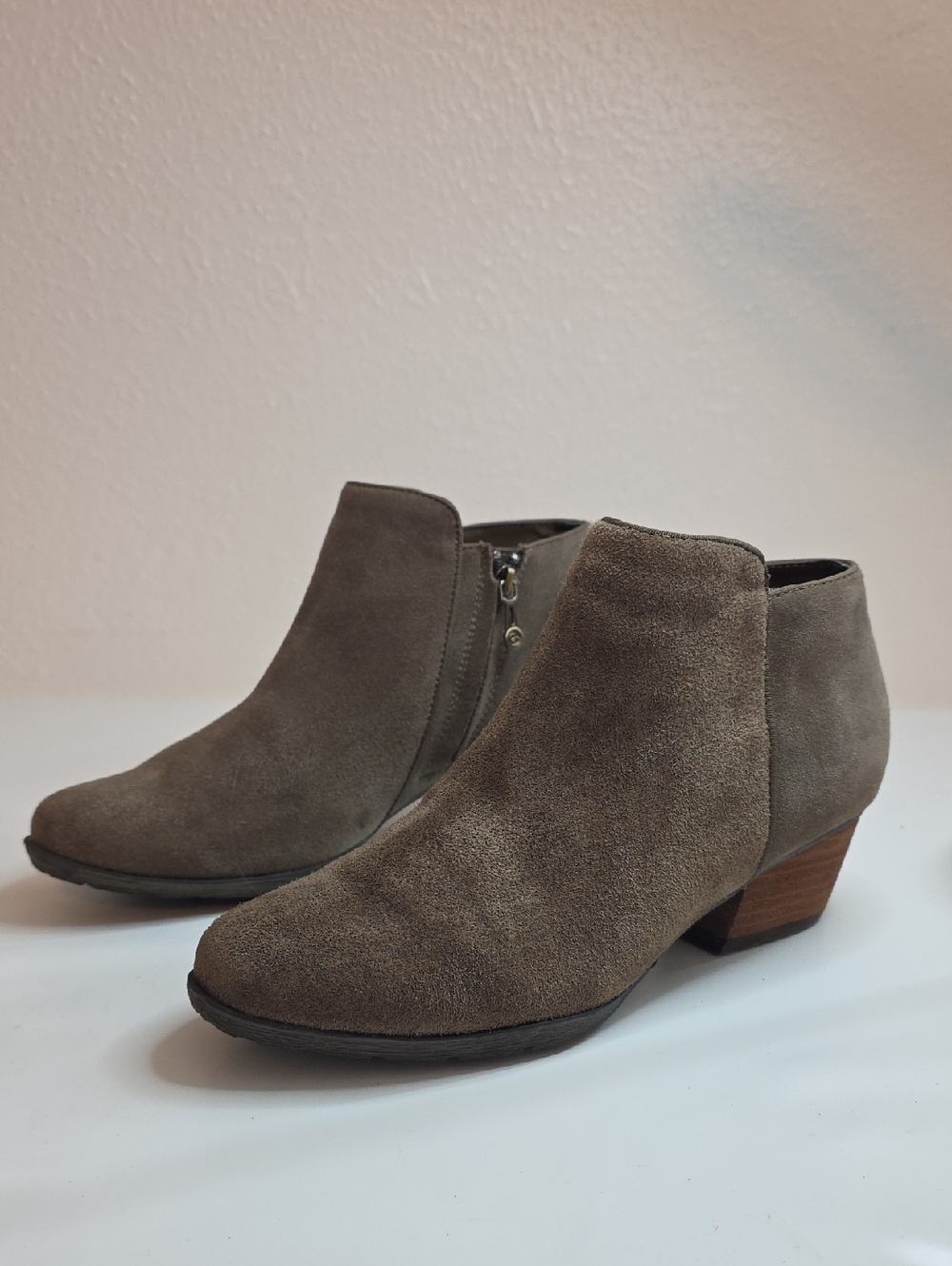 BLONDO VILLIA WATERPROOF STACKED HEEL ANKLE BOOTIES LADIES 7.5 SUEDE GUC NICE